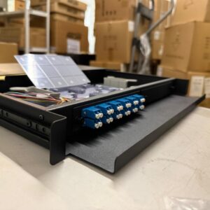 BANDEJA ODF FIBRA  24 PELOS Y ACCESORIOS CON  12  CUPLAS LC DUPLEX MONOMODO  CON 24 PIGTAILS Y  CASETTE HELLERMANN